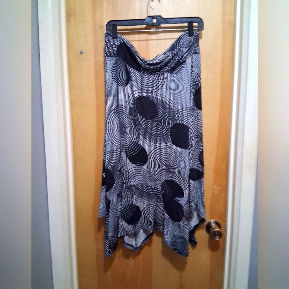 Black and White Patterned Women's Asymmetrical Hem Skirt Size XL